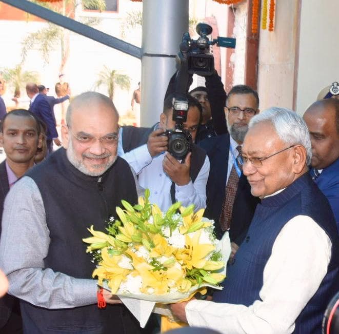 इशारों ही इशारों में खूब चले तीर, अब क्या होगा अगला दांव
