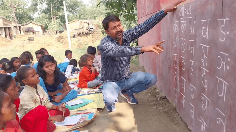 स्कूलों में आ गए BPSC शिक्षक,पर एक झोपड़ी में 5 क्लास ,मंदिर का दीवार बना ब्लैकबोर्ड