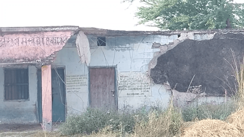 स्कूलों में आ गए BPSC शिक्षक,पर एक झोपड़ी में 5 क्लास ,मंदिर का दीवार बना ब्लैकबोर्ड