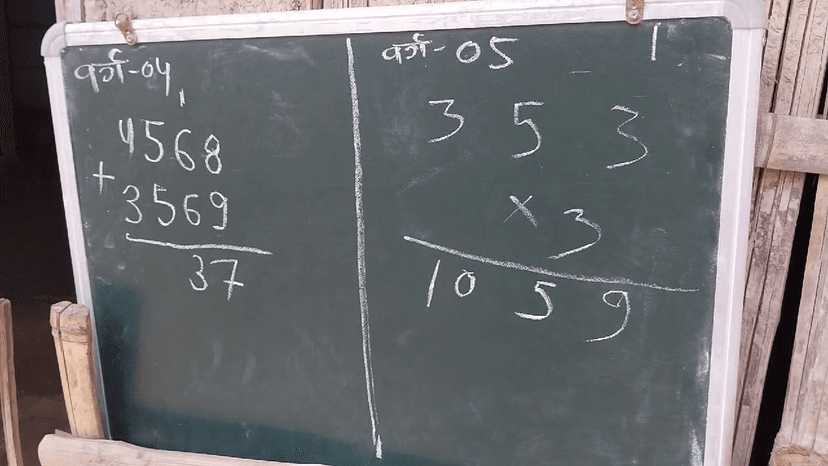 स्कूलों में आ गए BPSC शिक्षक,पर एक झोपड़ी में 5 क्लास ,मंदिर का दीवार बना ब्लैकबोर्ड