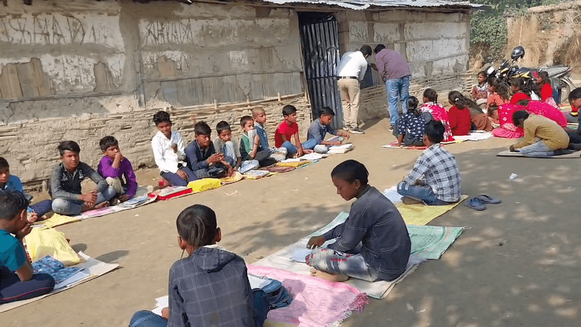 स्कूलों में आ गए BPSC शिक्षक,पर एक झोपड़ी में 5 क्लास ,मंदिर का दीवार बना ब्लैकबोर्ड