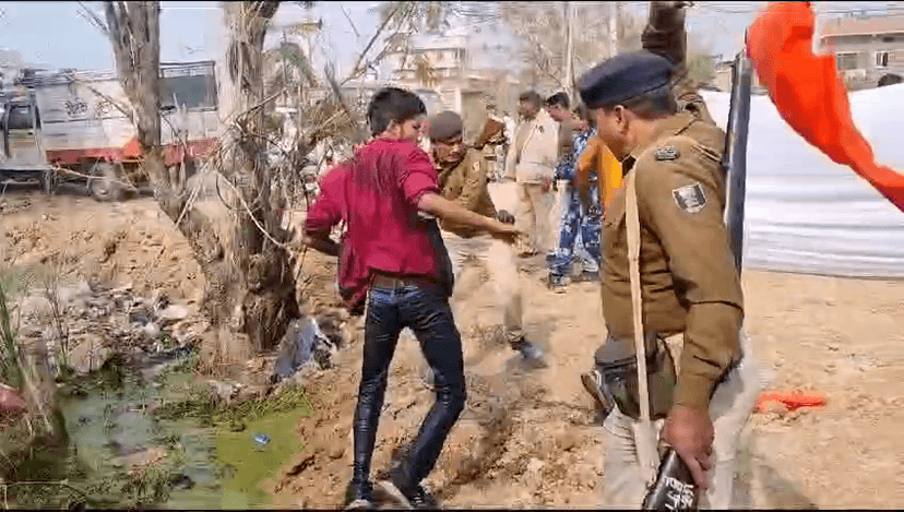 छात्र-छात्राओं पर पुलिस का लाठीचार्ज,कोई जमीन पर गिरा, तो कोई कीचड़ से भरे गड्ढ़े में