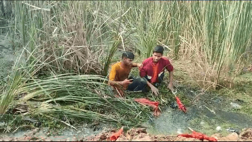 छात्र-छात्राओं पर पुलिस का लाठीचार्ज,कोई जमीन पर गिरा, तो कोई कीचड़ से भरे गड्ढ़े में