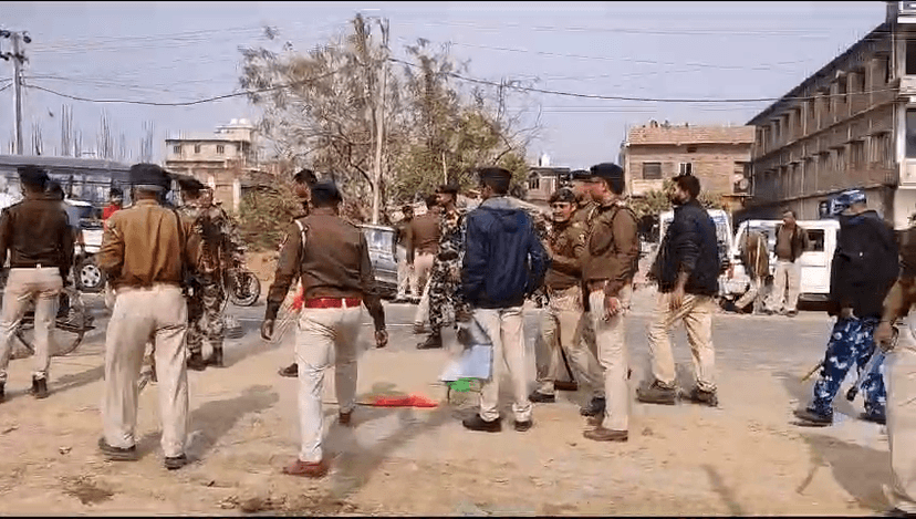 छात्र-छात्राओं पर पुलिस का लाठीचार्ज,कोई जमीन पर गिरा, तो कोई कीचड़ से भरे गड्ढ़े में