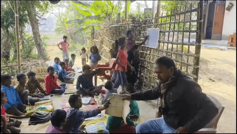 पॉलीथीन के नीचे सड़क पर स्कूल,बच्चों ने ACS केके पाठक से लगाई गुहार...
