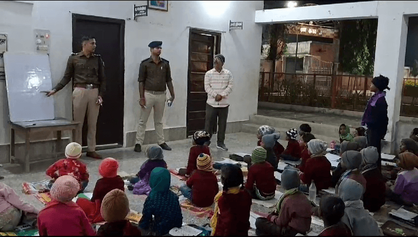 IPS अवधेश दीक्षित की पहल- RED LIGHT से लेकर मुक्तिधाम तक शुरू किया स्कूल..
