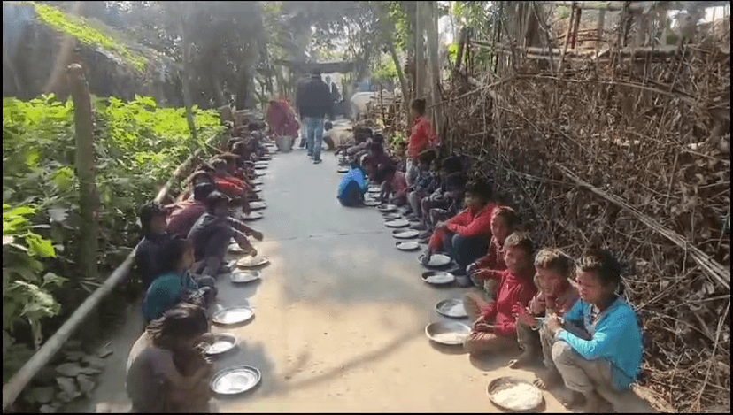 पॉलीथीन के नीचे सड़क पर स्कूल,बच्चों ने ACS केके पाठक से लगाई गुहार...