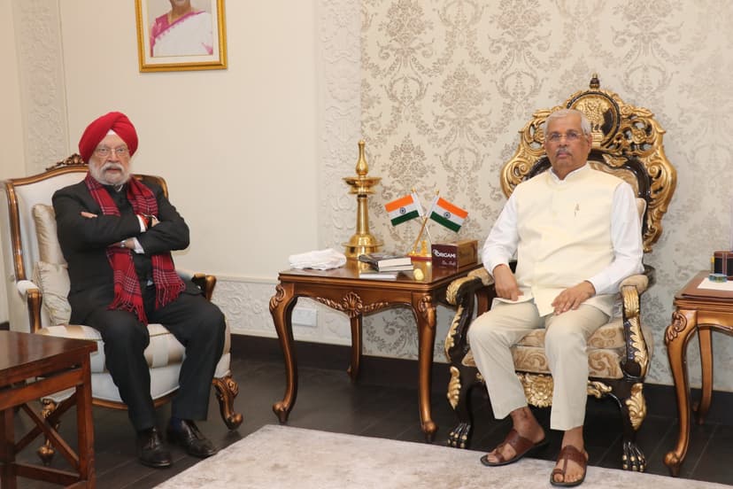 केन्द्रीय मंत्री हरदीप सिंह पुरी ने राज्यपाल राजेन्द्र विश्वनाथ आर्लेकर से की मुलाकात..देखिए अंदर की तस्वीर