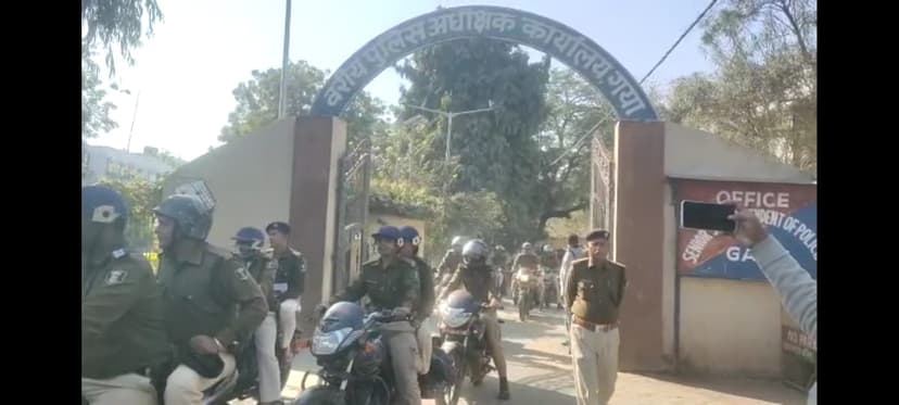 गया शहर में बुलेट से निकले एसएसपी आशीष भारती, पुलिस ने किया फ्लैग मार्च
