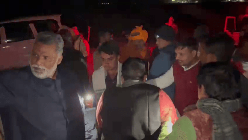पप्पू यादव के कारेकड को ओवर लोडेड ट्रक ने मारी जोरदार टक्कर..