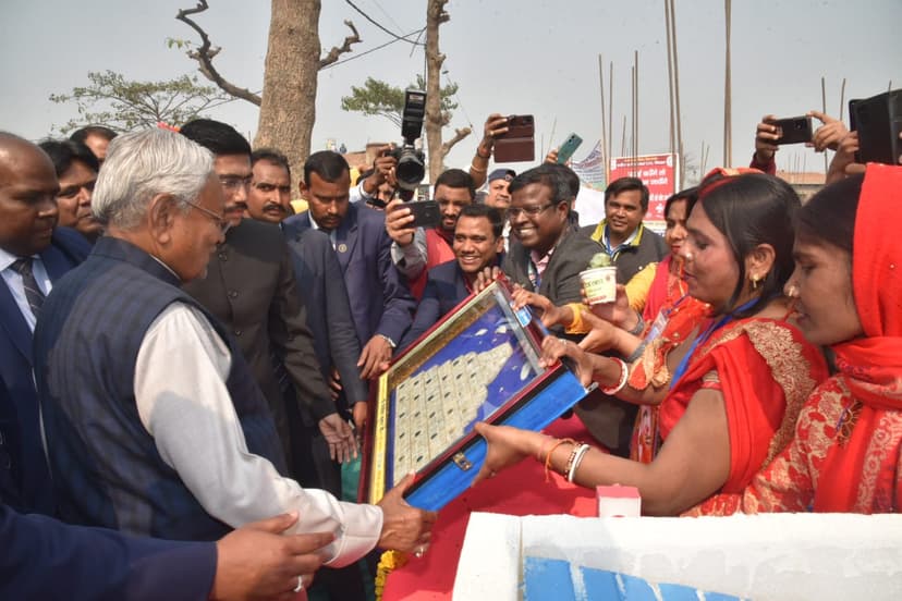 नीतीश कुमार ने विकास योजनाओं का लिया जायजा,जीविका दीदियों से किया संवाद