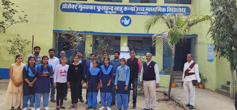 प्रोजेक्ट गर्ल्स हाई स्कूल में लगा वेंडिंग मशीन, छात्राओं में खुशी