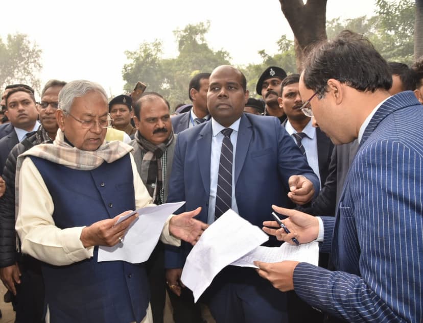 CM नीतीश कुमार अपने परिजनों के साथ मां-पिता और पत्नी को कल्याण बिगहा में दी श्रद्धांजलि..