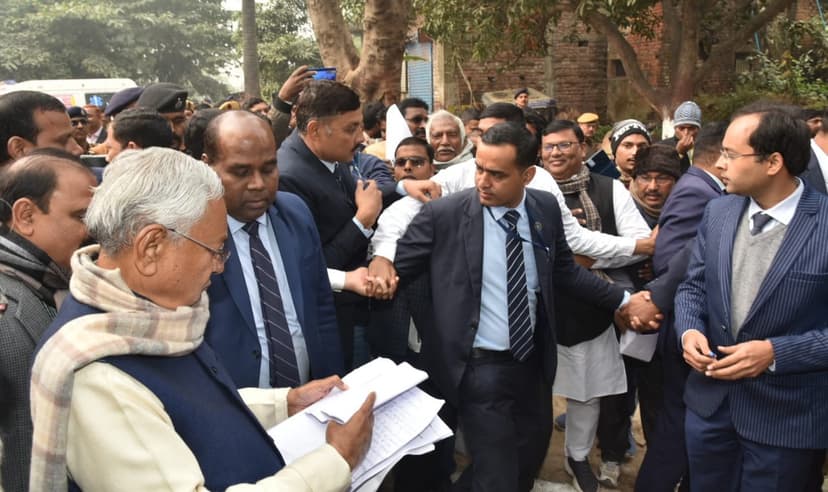 CM नीतीश कुमार अपने परिजनों के साथ मां-पिता और पत्नी को कल्याण बिगहा में दी श्रद्धांजलि..