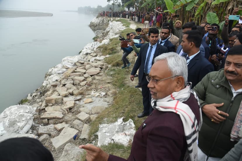 CM नीतीश ने कटाव स्थल का निरीक्षण के साथ अधिकारियों एवं जीविका दीदियों के साथ की बैठक