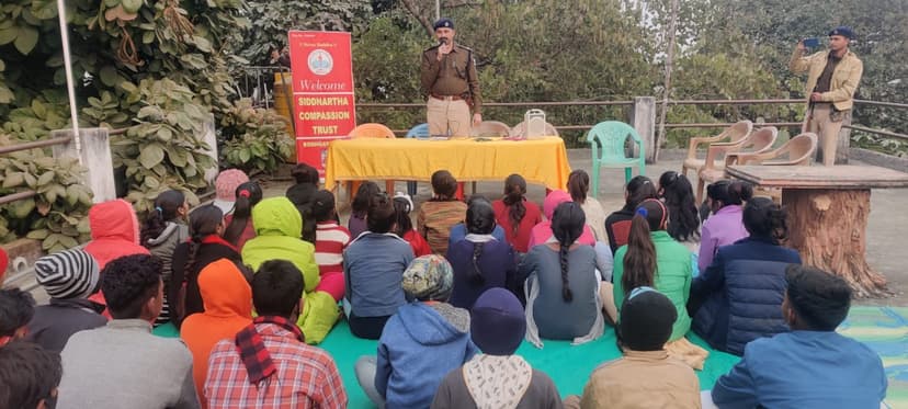आशीष भारती कड़कड़ाती ठंढ वाली रात में नक्सल प्रभावित इलाके में पहुंच गए..