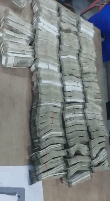 DELHI और नवादा पुलिस ने एक करोड़ नगदी ,25 ATM कार्ड के साथ दो आरोपी को किया गिरफ्तार