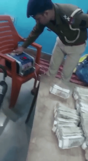 DELHI और नवादा पुलिस ने एक करोड़ नगदी ,25 ATM कार्ड के साथ दो आरोपी को किया गिरफ्तार
