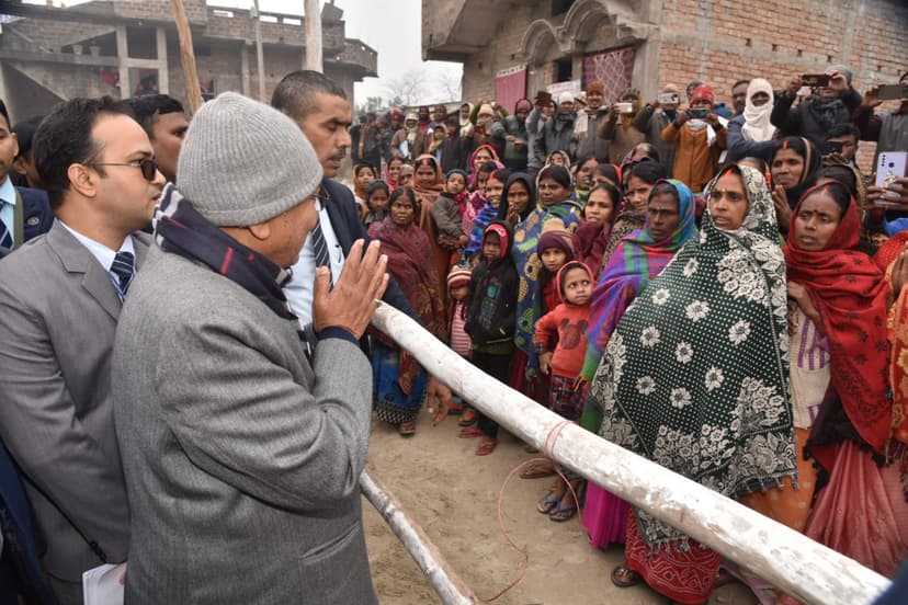 सारण में महिला एवं छात्राओं से नीतीश ने की मुलाकात.. तस्वीरों के जरिए जानिए यात्रा ..