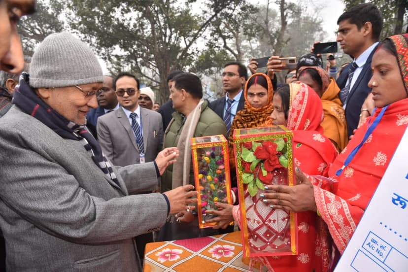 सारण में महिला एवं छात्राओं से नीतीश ने की मुलाकात.. तस्वीरों के जरिए जानिए यात्रा ..