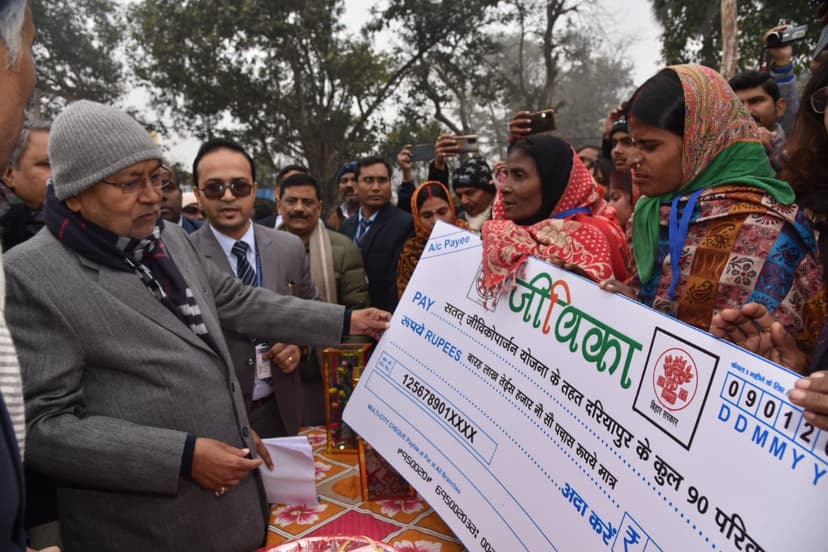 सारण में महिला एवं छात्राओं से नीतीश ने की मुलाकात.. तस्वीरों के जरिए जानिए यात्रा ..
