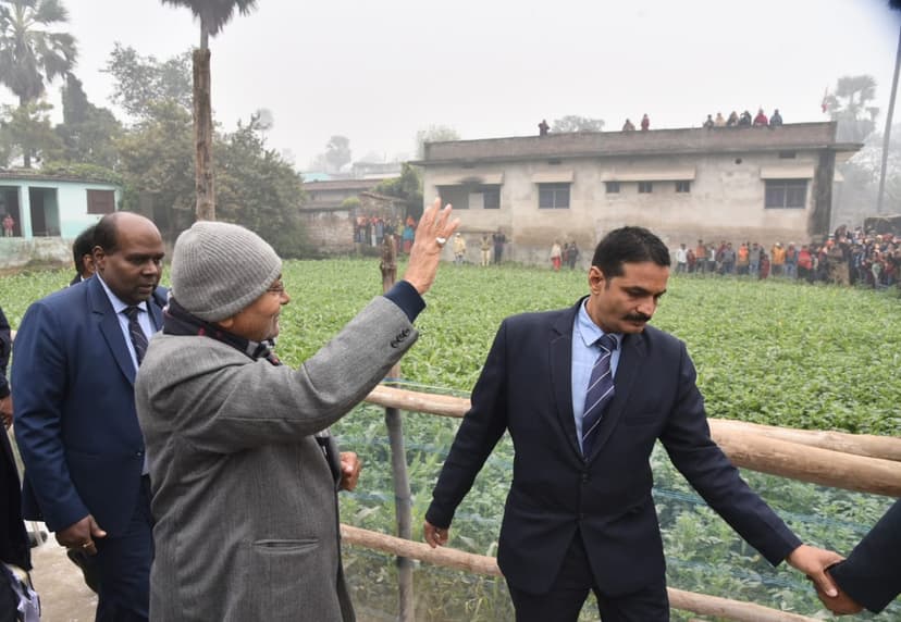 सारण में महिला एवं छात्राओं से नीतीश ने की मुलाकात.. तस्वीरों के जरिए जानिए यात्रा ..