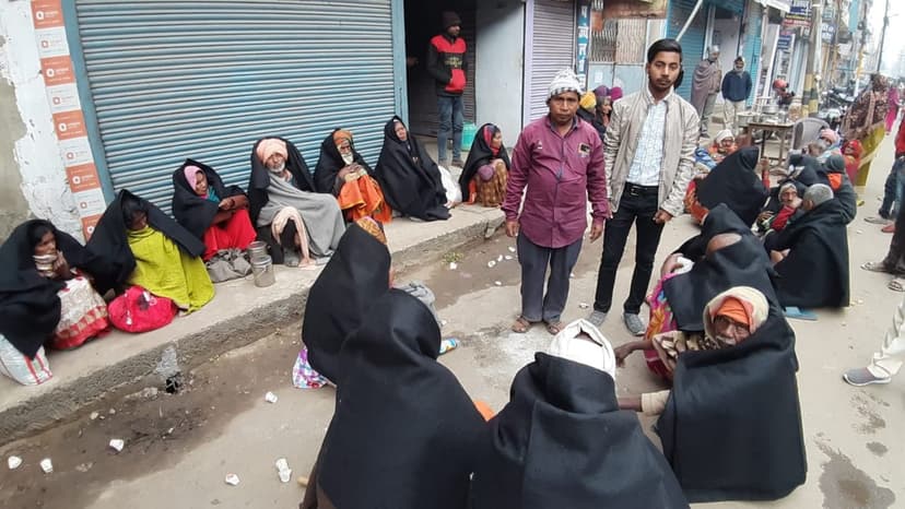 गयाजी का संजय गरीबो और भिखारियों को ठंढ मे मुफ्त में दे रहा है चाय-बिस्किट