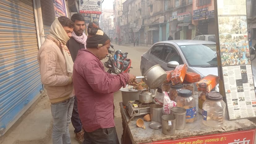 गयाजी का संजय गरीबो और भिखारियों को ठंढ मे मुफ्त में दे रहा है चाय-बिस्किट
