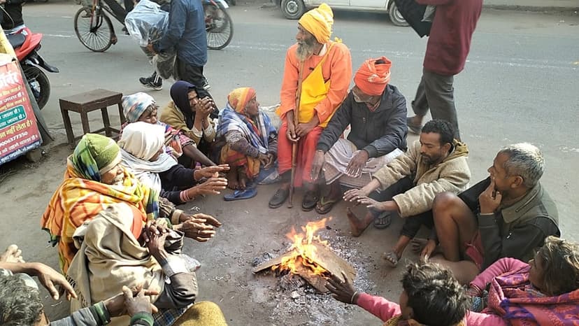 गयाजी का संजय गरीबो और भिखारियों को ठंढ मे मुफ्त में दे रहा है चाय-बिस्किट