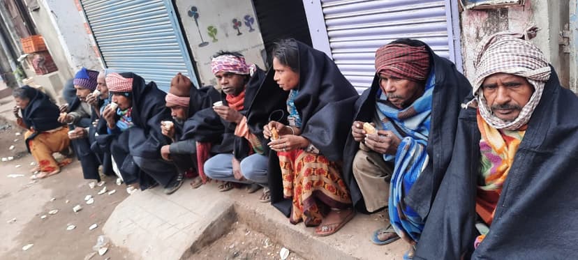 गयाजी का संजय गरीबो और भिखारियों को ठंढ मे मुफ्त में दे रहा है चाय-बिस्किट