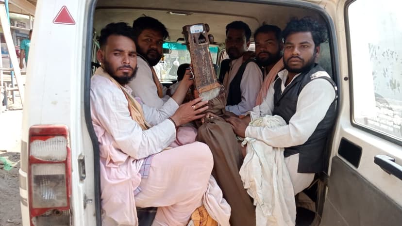 पहचान उजागर होने पर मारपीट..पुलिस को सौंपा..