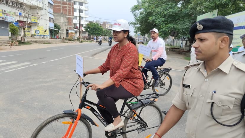 जिलाधिकारी ने जागरूकता रैली में लिया भाग, बोली-जनसंख्या नियंत्रण जरूरी