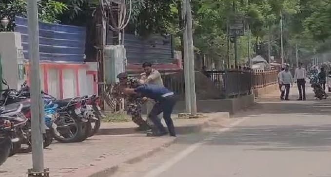 RJD दफ्तर के बाद जमकर हुआ जूतम पैजार, एक जवान ने निकाली पिस्टल और....
