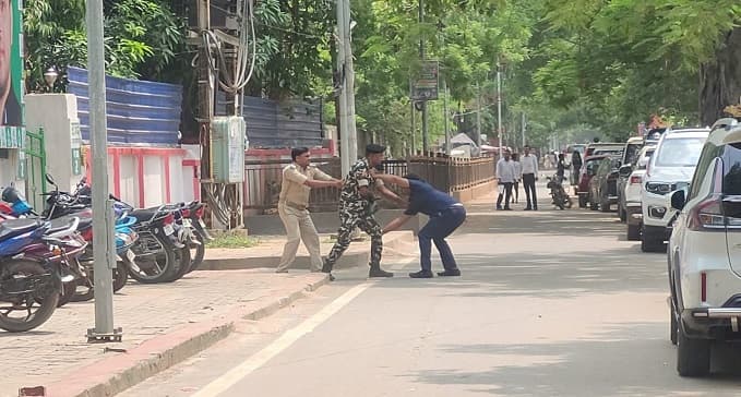 RJD दफ्तर के बाद जमकर हुआ जूतम पैजार, एक जवान ने निकाली पिस्टल और....