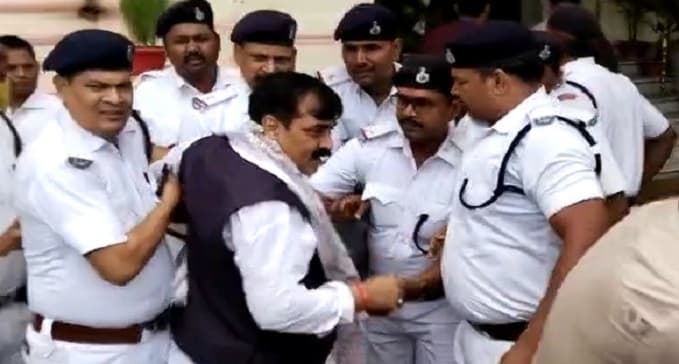 जीवेश मिश्रा और इंजीनियर शैलेन्द्र को मार्शल ने टांगकर किया सदन से बाहर, हुआ भारी बवाल