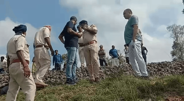 डाक बम की सेवा कर लौट रहे सगे भाई समेत तीन ग्रामीण ट्रेन की चपेट में आए..