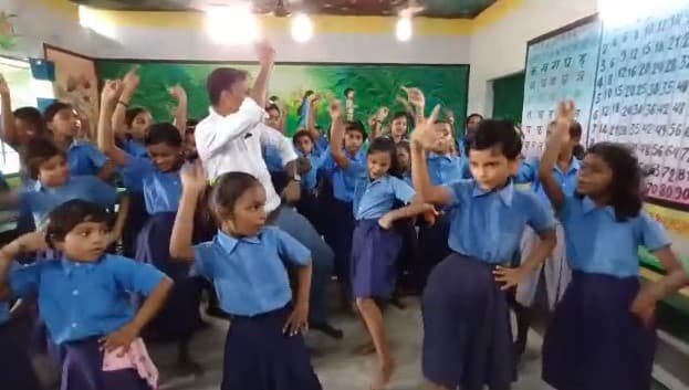 शिक्षक के पढ़ाने का अनोखा अंदाज, खेल-खेल में बच्चों को मिला ज्ञान