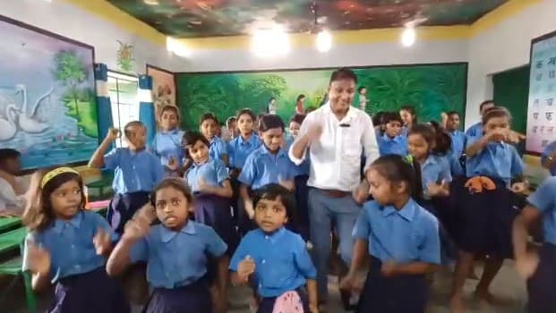 शिक्षक के पढ़ाने का अनोखा अंदाज, खेल-खेल में बच्चों को मिला ज्ञान