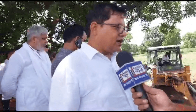 मां खेत में सब्जी तोड़ रही थी..3 साल का बेटा खेलते-खेलते 100 फीट गहरे बोरवेल मे गिर गया..