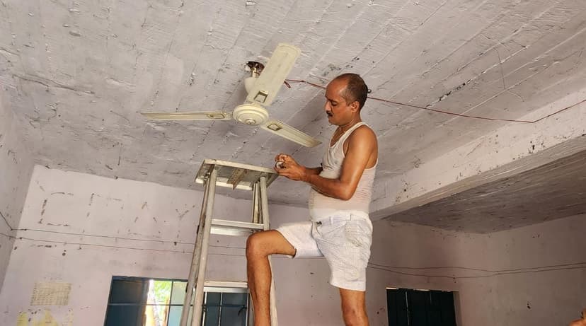 लाइट और पंखा ठीक करने रविवार को ही पेचकस -पिलास लेकर स्कूल पहुंच गए गुरूजी