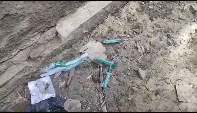 बिहारशरीफ अनुमंडल कार्यालय परिसर में मिली दर्जनों शराब की खाली बोतलें