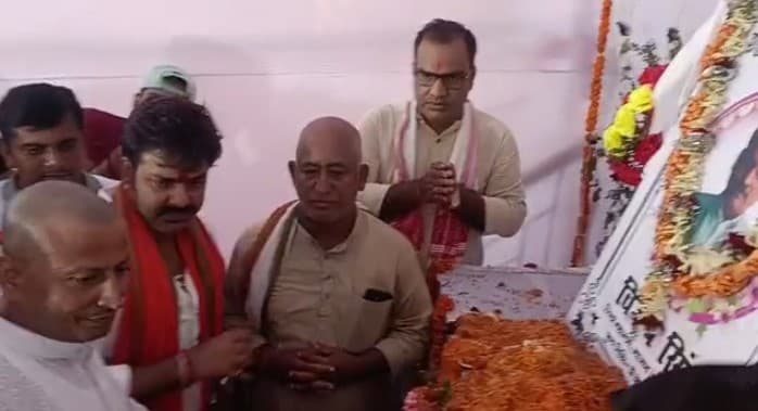 दिवंगत BJP नेता के परिजनों से मिले, हर संभव मदद का दिया भरोसा