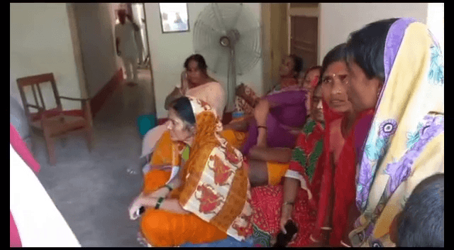 नाबालिग से रेप के बाद हत्या के आरोपी के घर में भीड़ ने की तोड़-फोड़,कई वाहनों को किया आगे के हवाले..