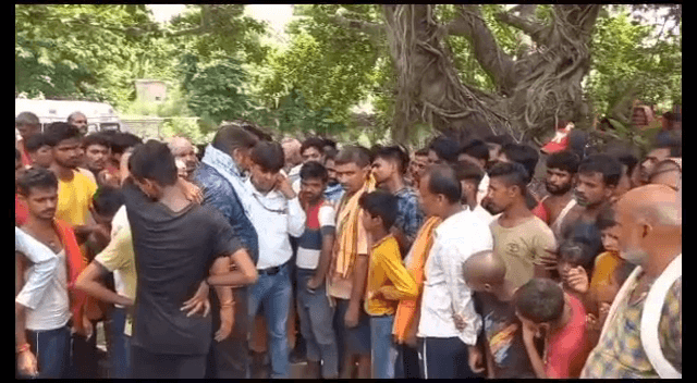 नाबालिग से रेप के बाद हत्या के आरोपी के घर में भीड़ ने की तोड़-फोड़,कई वाहनों को किया आगे के हवाले..