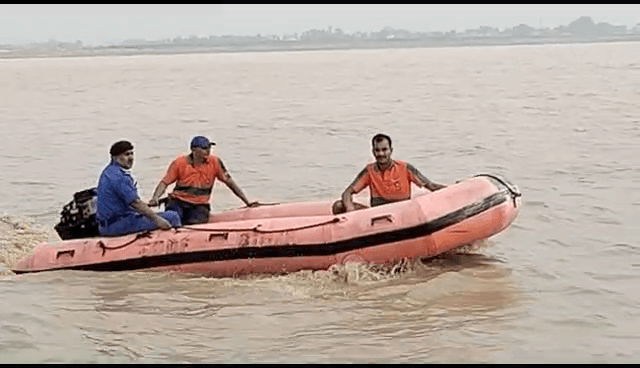 आजादी के बाद पहली बार नाव से गंगा पार कर DM पहुंचे गोबराही दियारा..जानिए वजह..