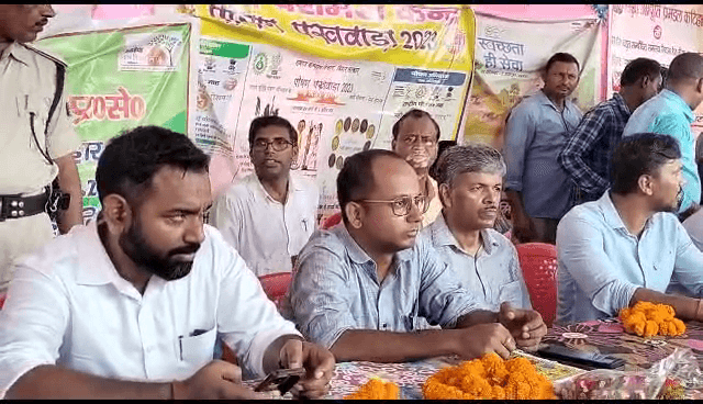 आजादी के बाद पहली बार नाव से गंगा पार कर DM पहुंचे गोबराही दियारा..जानिए वजह..