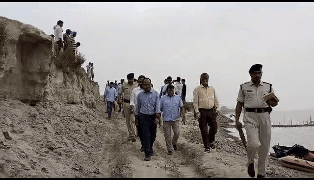 आजादी के बाद पहली बार नाव से गंगा पार कर DM पहुंचे गोबराही दियारा..जानिए वजह..