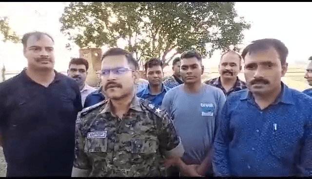 बम विस्फोट में तीन पुलिसकर्मी घायल,जवाबी कार्रवाई में दो डकैत ढ़ेर