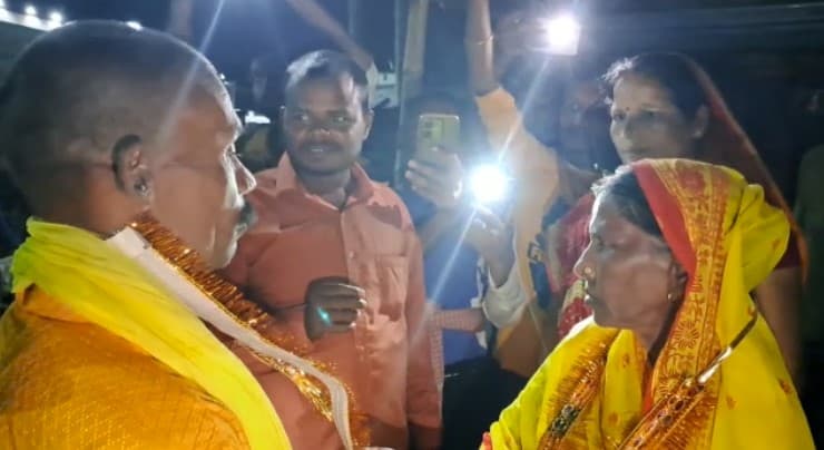 अग्नि के सात फेरे लेकर थामा एक-दूसरे का हाथ, वीडियो वायरल