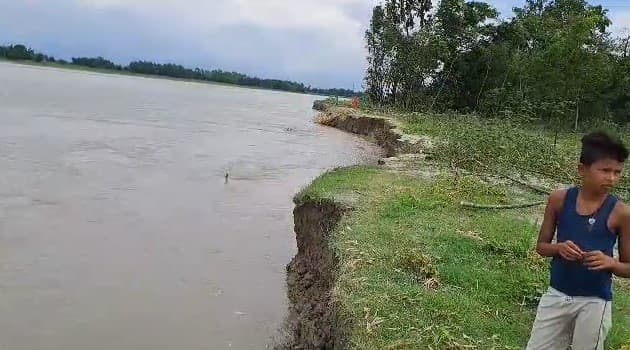 अधिकारियों ने लिया कटाव क्षेत्र का जायजा, फ्लड फाइटिंग में तेजी
